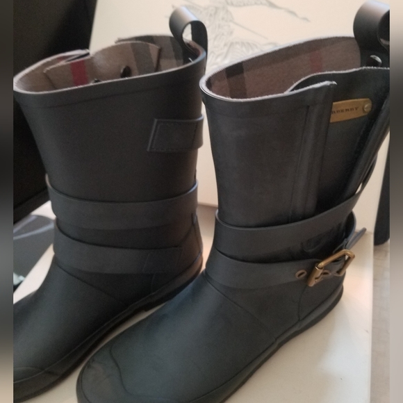 BURBERRY RAINBOOTS! BRAND NEW! - Picture 9 of 10